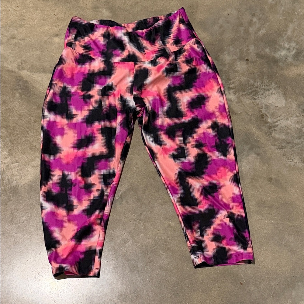 Active Capri Leggings - Pink & Black Print